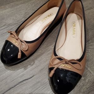 Authentic Prada cap toe ballet flats tan/black